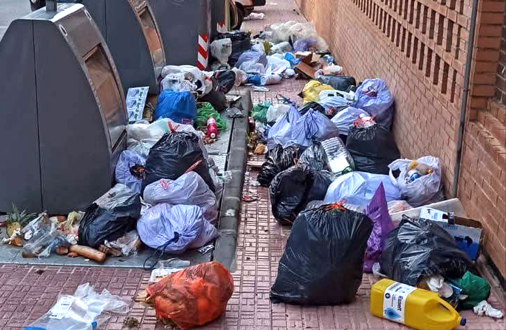 El Ayuntamiento de Alhama, a la gresca con el mal uso de los contenedores por parte de algunos vecinos